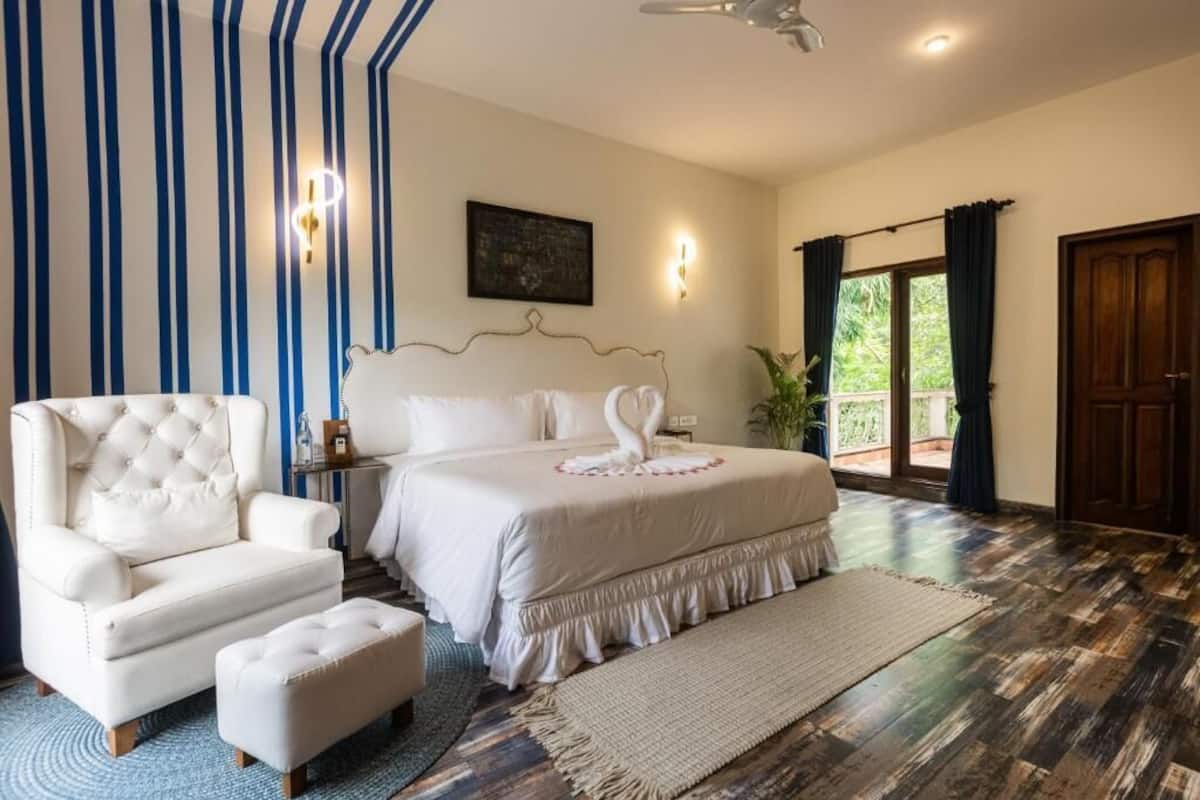 Premium bedding, in-room safe, laptop workspace, blackout curtains