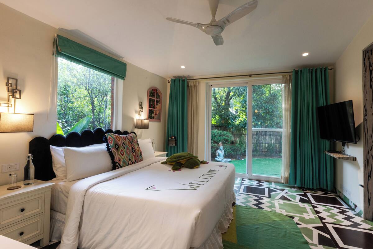 Garden Suite, 1 King Bedroom, Private Garden | 고급 침구, 객실 내 금고, 노트북 작업 공간, 암막 커튼