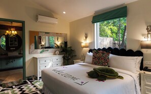 Garden Suite, 1 King Bedroom, Private Garden | Straujárn/strauborð, ókeypis þráðlaus nettenging, rúmföt