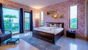 Hummingbird Villa, 4 Bedrooms, Private Garden & Terrace