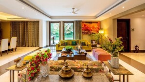 Un salón luminoso con sofá, mesa de centro y adornos decorativos.