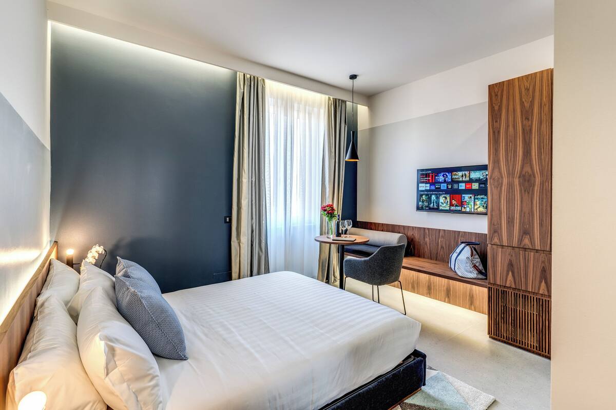 Phòng đôi Premium | Bộ đồ giường cao cấp, minibar, két bảo mật tại phòng, bàn 