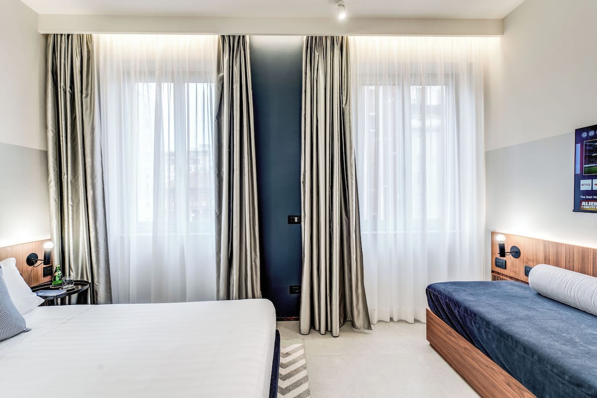 Deluxe-Dreibettzimmer | Hochwertige Bettwaren, Minibar, Zimmersafe, individuell dekoriert