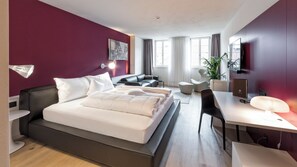 Junior dubbelrum | Värdeförvaringsskåp på rummet, individuell inredning och skrivbord