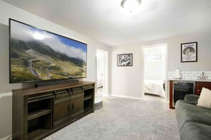 4 bedrooms, iron/ironing board, WiFi, bed sheets