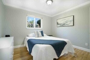 4 bedrooms, iron/ironing board, WiFi, bed sheets