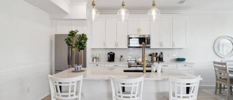 ثلاجة، ميكروويف، فرن، موقد طهي مسطح