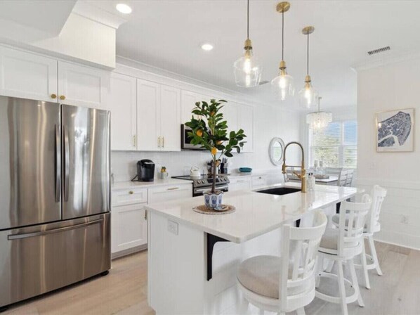 Refrigerador, microondas, horno y parrilla de estufa