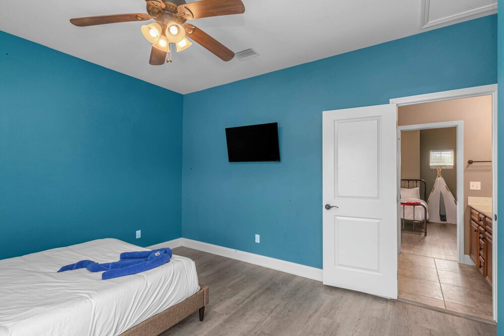 Hooper 5 Beds, Grill, Pickleball, 4mile 2 Beach! Fort Walton Beach