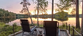 Cozy lodge surrounded by lake