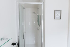 Badewanne, Haartrockner, Handtücher, Shampoo