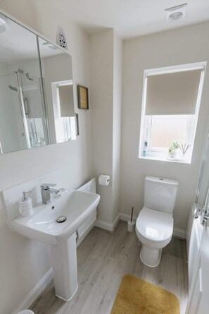 Bathtub, hair dryer, towels, shampoo - Escape to the Peak District National Park (Buxton)