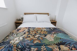3 habitaciones, escritorio y tabla de planchar con plancha 