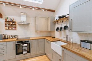 Køleskab, mikrobølgeovn, ovn, kogeplade