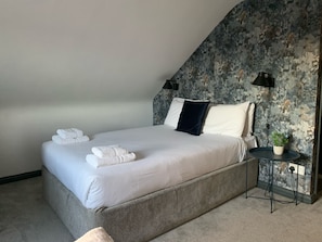 Escritorio, wifi gratis y ropa de cama