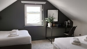 Comfort Twin Room | Desk, WiFi (free), bed sheets - The Lamplight Wines (Clifden)