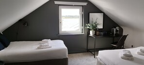 Kahden hengen comfort-huone (kaksi sänkyä) | Työpöytä, ilmainen Wi-Fi, vuodevaatteet