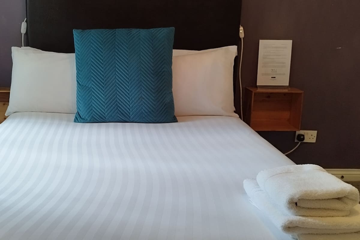 Classic Double Room | Desk, free WiFi, bed sheets