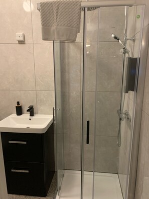Tomannsrom – classic | Bad | Dusj, hårføner og håndklær