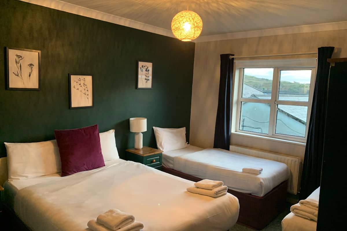 Classic Triple Room | Desk, free WiFi, bed sheets