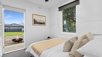 5 bedrooms, iron/ironing board, WiFi, bed sheets