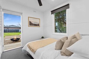 5 bedrooms, iron/ironing board, WiFi, bed sheets