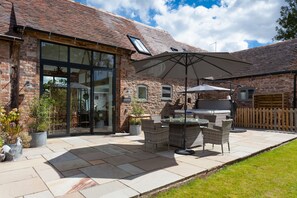 تناول الطعام بالخارج