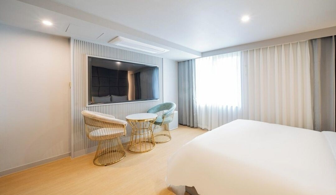 디럭스 더블룸 | 고급 침구, 메모리폼 침대, 각각 다르게 가구 비치, 책상