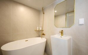 Deluxe Double Room | Bathroom | Separate tub and shower, free toiletries, hair dryer, bathrobes - Denbastar Hotel-Kyungnam University Branch (Changwon)