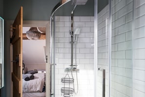 Combined shower/tub, hair dryer, towels