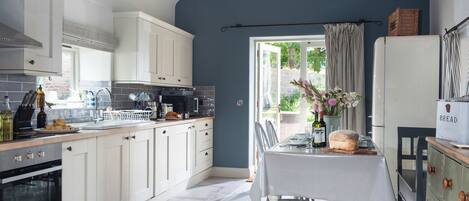 冷蔵庫、電子レンジ、オーブン、コンロ