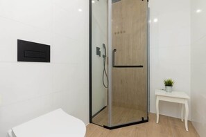 Regadera, amenidades de baño gratuitas, secadora de cabello, shampoo 
