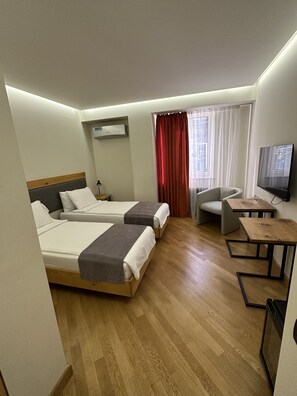 Kamar Double atau Twin Standar | Tirai kedap cahaya, kedap suara, setrika/meja setrika, dan Wi-Fi gratis