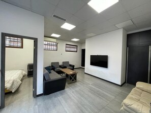 Apartamento Confort | Zona de estar | Smart TV de 155 cm con canales digitales, una impresora