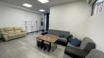 Comfort Apartment | Ruang tamu | 155 cm sebuah televisyen pintar dengan digital, pencetak