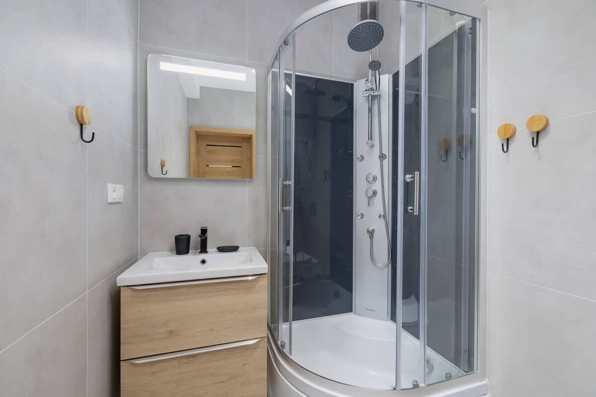 Shower, hair dryer, shampoo