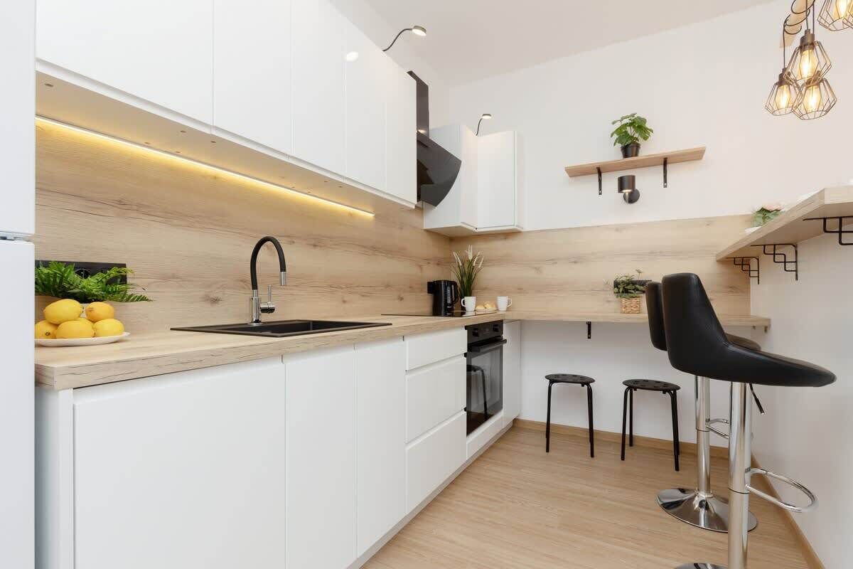 Jääkaappi, mikroaaltouuni, uuni, liesi