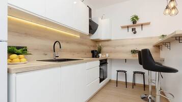 Jääkaappi, mikroaaltouuni, uuni, liesi