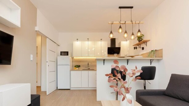 Eine moderne Wohnung mit Küche, Essbereich und Wohnzimmer.