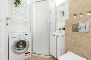 Shower, hair dryer, shampoo - Cozy Apartment in Bielany | Close to Metro | Washing Machine (Warszawa)