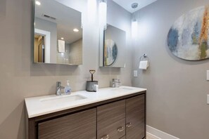 Badekar, hårføner, håndklær og såpe