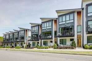Exterior - Modern Townhome w/ Game Room + 10min to Downtown! (Nashville)