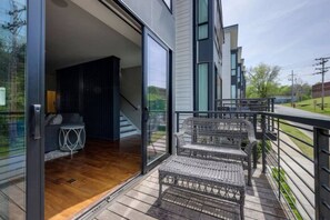 Terrace/patio - Modern Townhome w/ Game Room + 10min to Downtown! (Nashville)