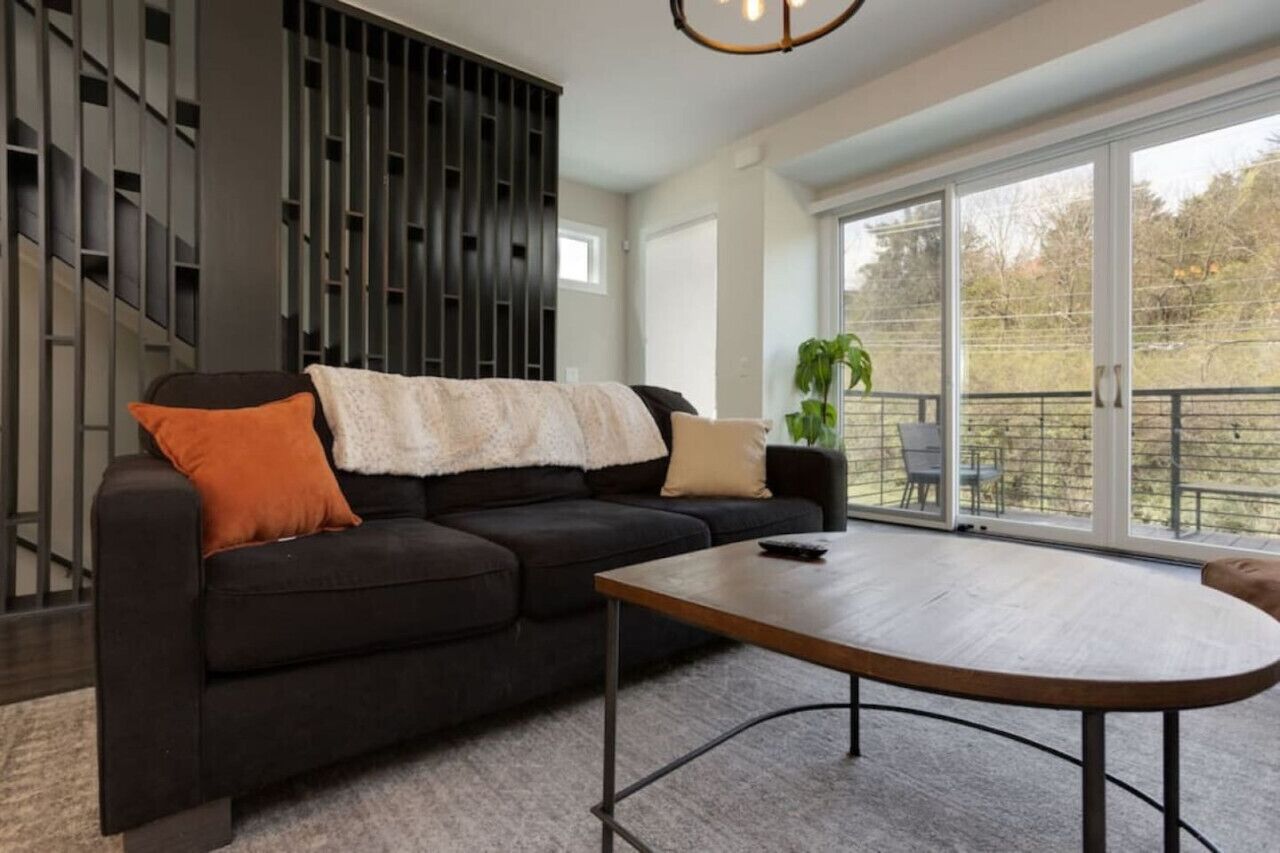 Een smart-tv, tafelvoetbal en een tafeltennistafel