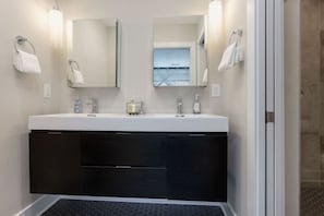 浴缸、吹风机、毛巾