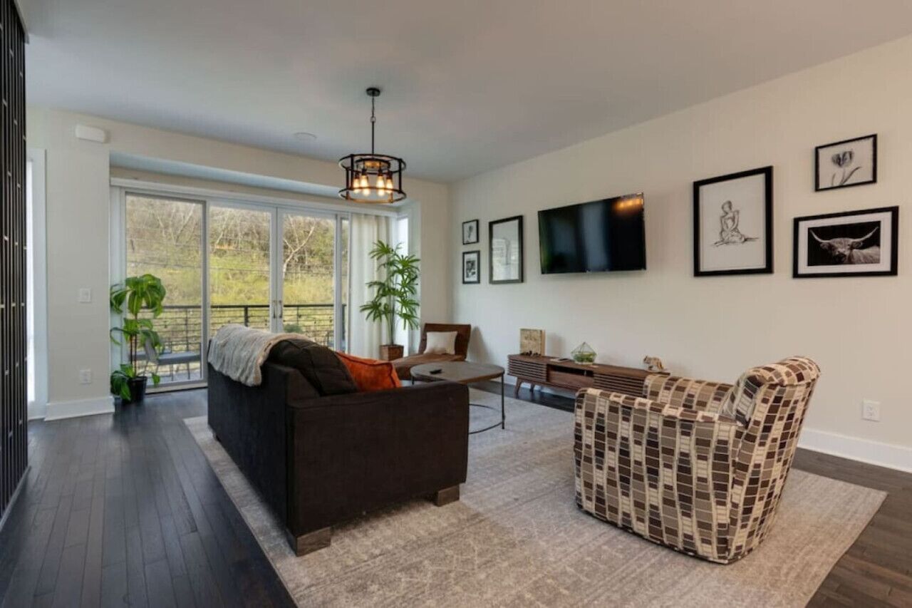 Een smart-tv, tafelvoetbal en een tafeltennistafel