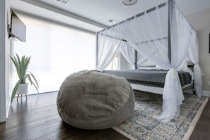 4 bedrooms, desk, iron/ironing board, free WiFi