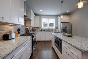 Køleskab, mikrobølgeovn, ovn, kogeplade