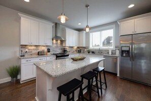 冷蔵庫、電子レンジ、オーブン、コンロ