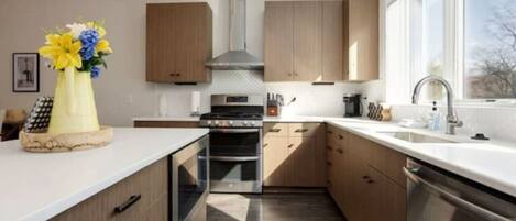 Een koelkast, een microgolfoven, een oven, een kookplaat